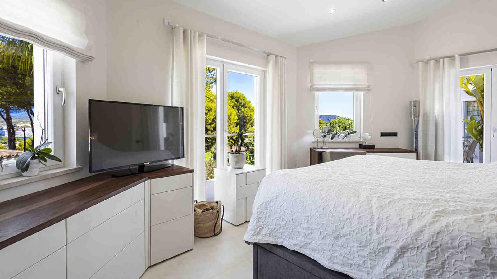 4 bedroom Villa for sale in Santa Ponsa with pool - € 3,950,000 (Ref: 7102771)