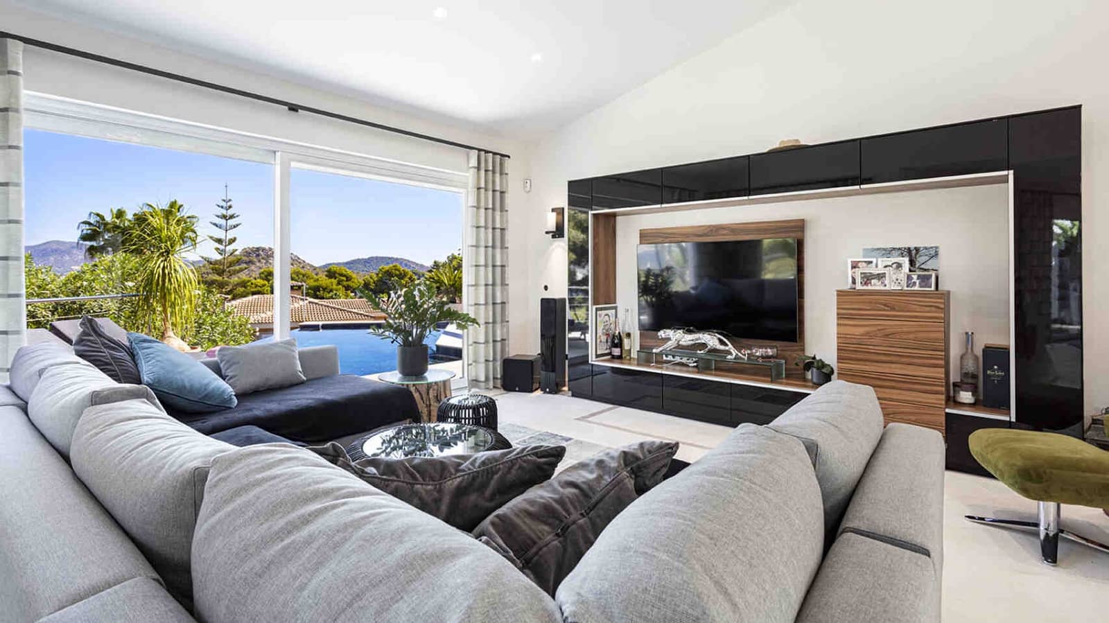 4 bedroom Villa for sale in Santa Ponsa with pool - € 3,950,000 (Ref: 7102771)