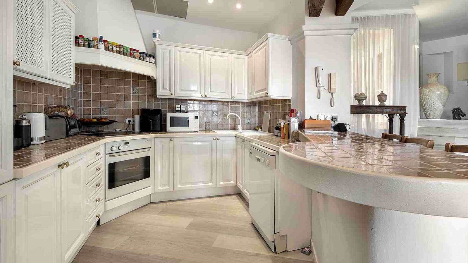 5 soveværelse Villa til salg i Bendinat med swimmingpool - € 3.800.000 (Ref: 8326527)