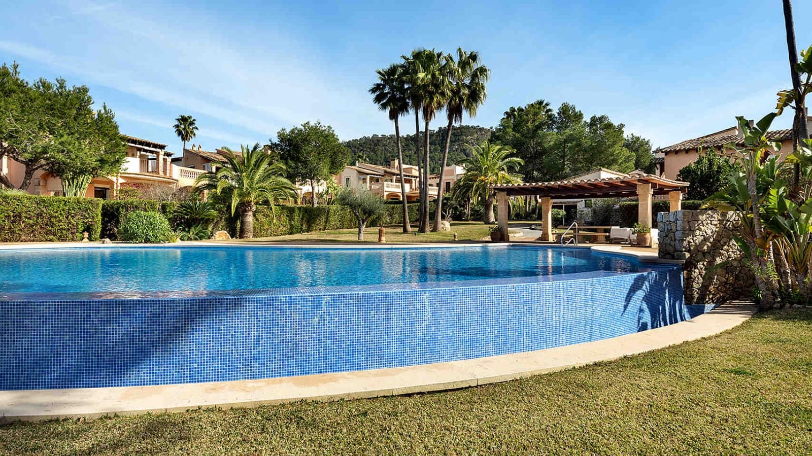 3 sypialnia Apartament na sprzedaż w Santa Ponsa z basenem - 1 800 000 € (Ref: 8384192)