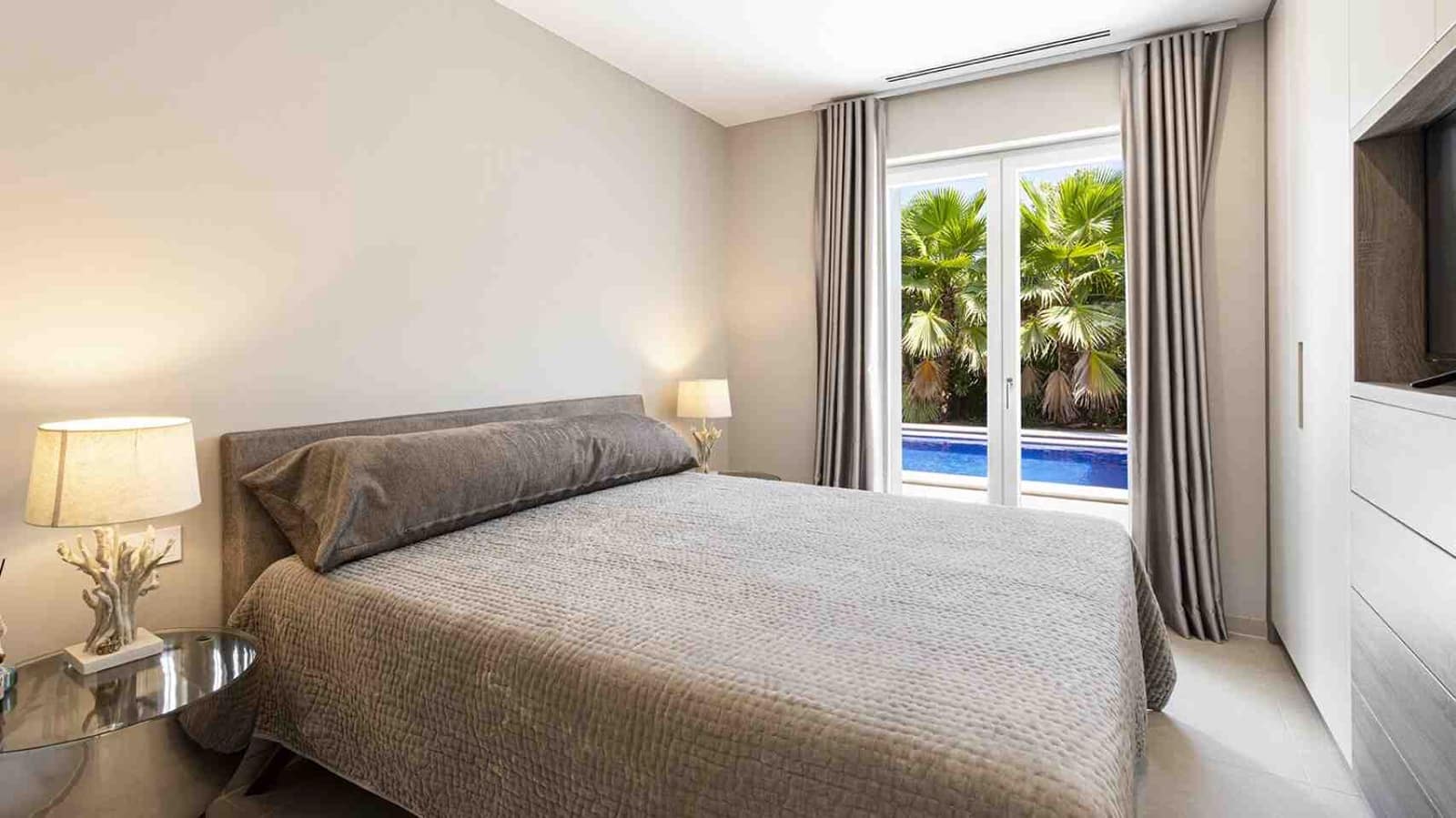 4 bedroom Villa for sale in Santa Ponsa with pool - € 2,250,000 (Ref: 8471271)