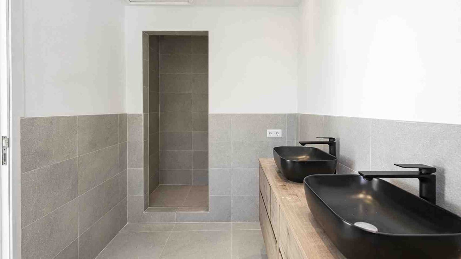 5 bedroom Villa for sale in Santa Ponsa with pool garage - € 2,750,000 (Ref: 8810923)