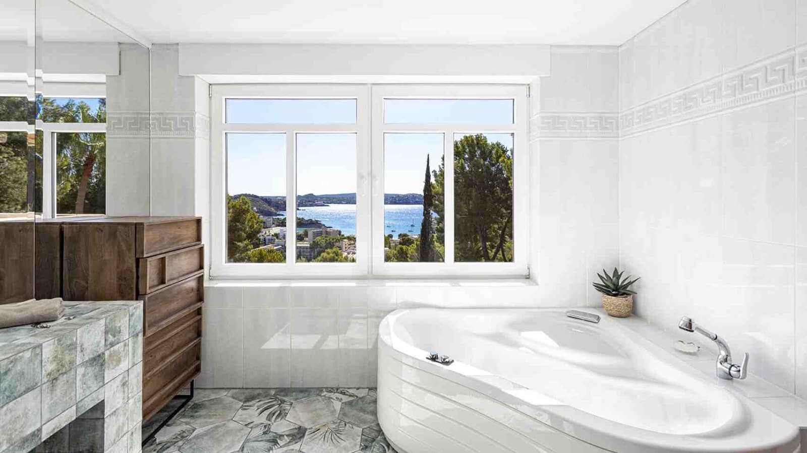 4 bedroom Villa for sale in Peguera / Paguera with pool - € 2,850,000 (Ref: 9295072)