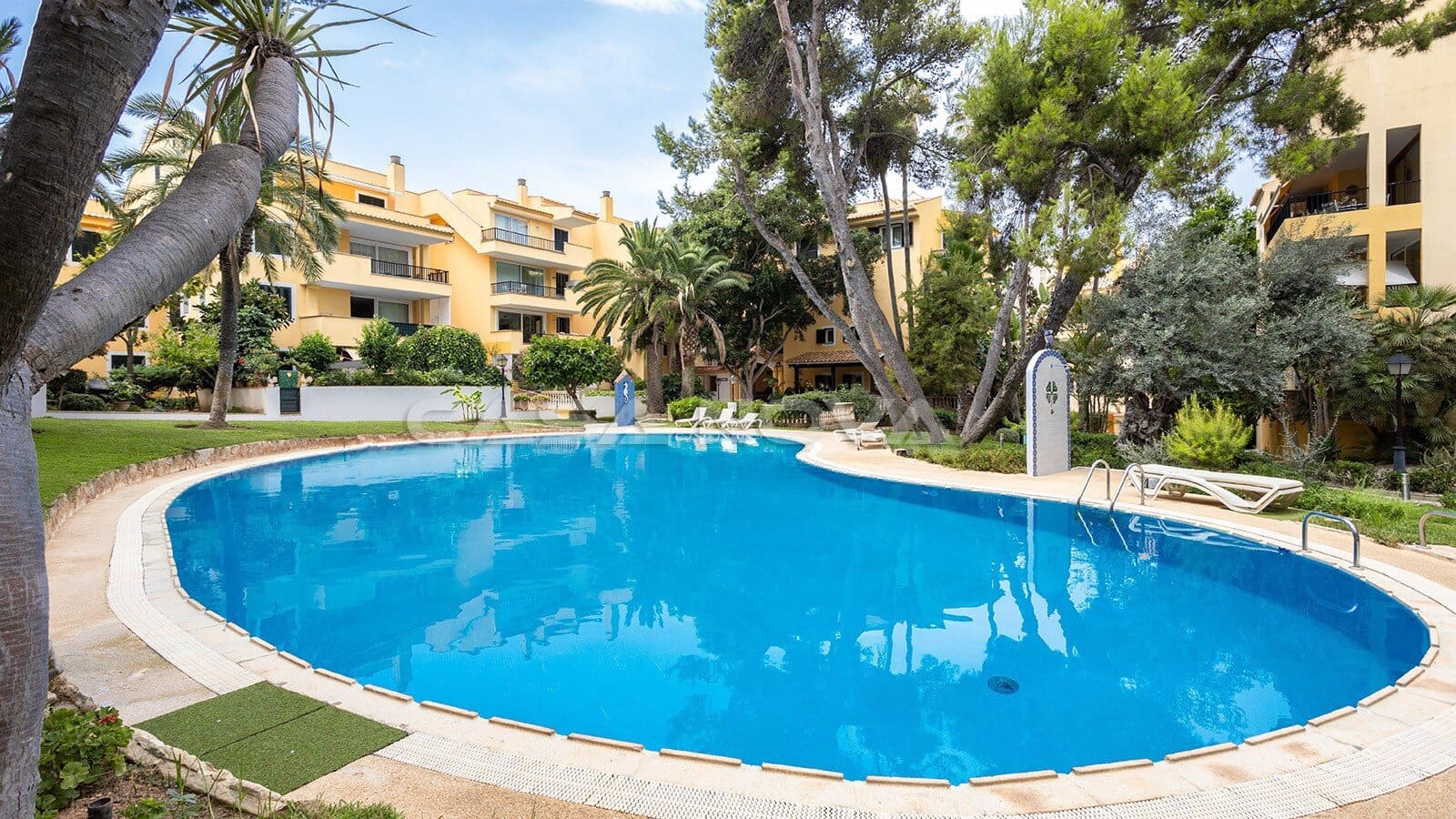 Apartamento de 2 habitaciones en Santa Ponsa en venta con piscina - 1.195.000 € (Ref: 9973855)