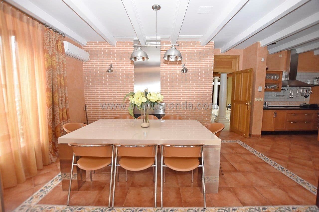 5 soveværelse Villa til salg i Ronda med swimmingpool garage - € 750.000 (Ref: 5516722)