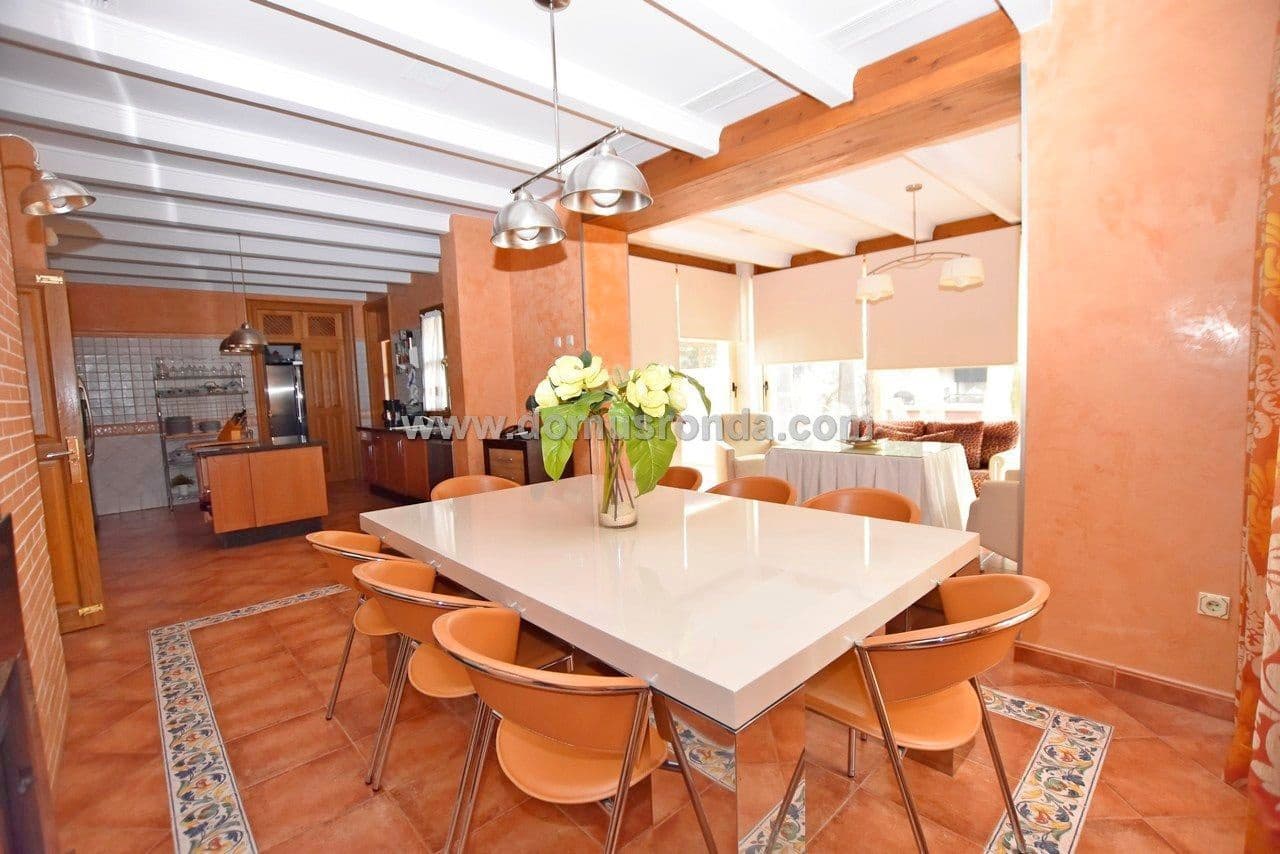 5 soveværelse Villa til salg i Ronda med swimmingpool garage - € 750.000 (Ref: 5516722)