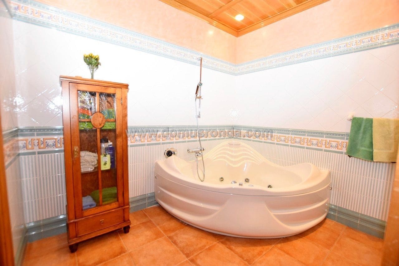 5 soveværelse Villa til salg i Ronda med swimmingpool garage - € 750.000 (Ref: 5516722)