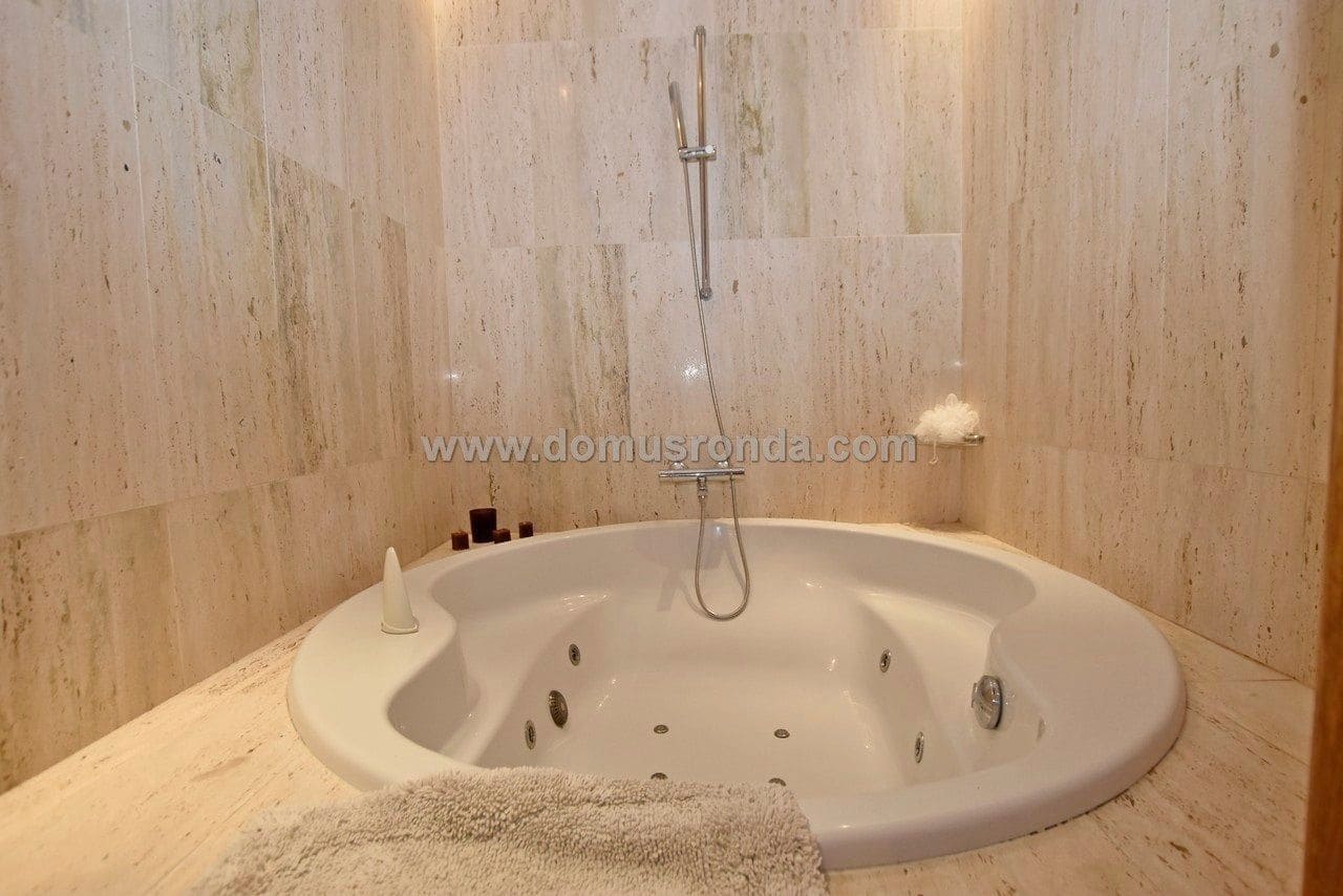 5 soveværelse Villa til salg i Ronda med swimmingpool garage - € 750.000 (Ref: 5516722)