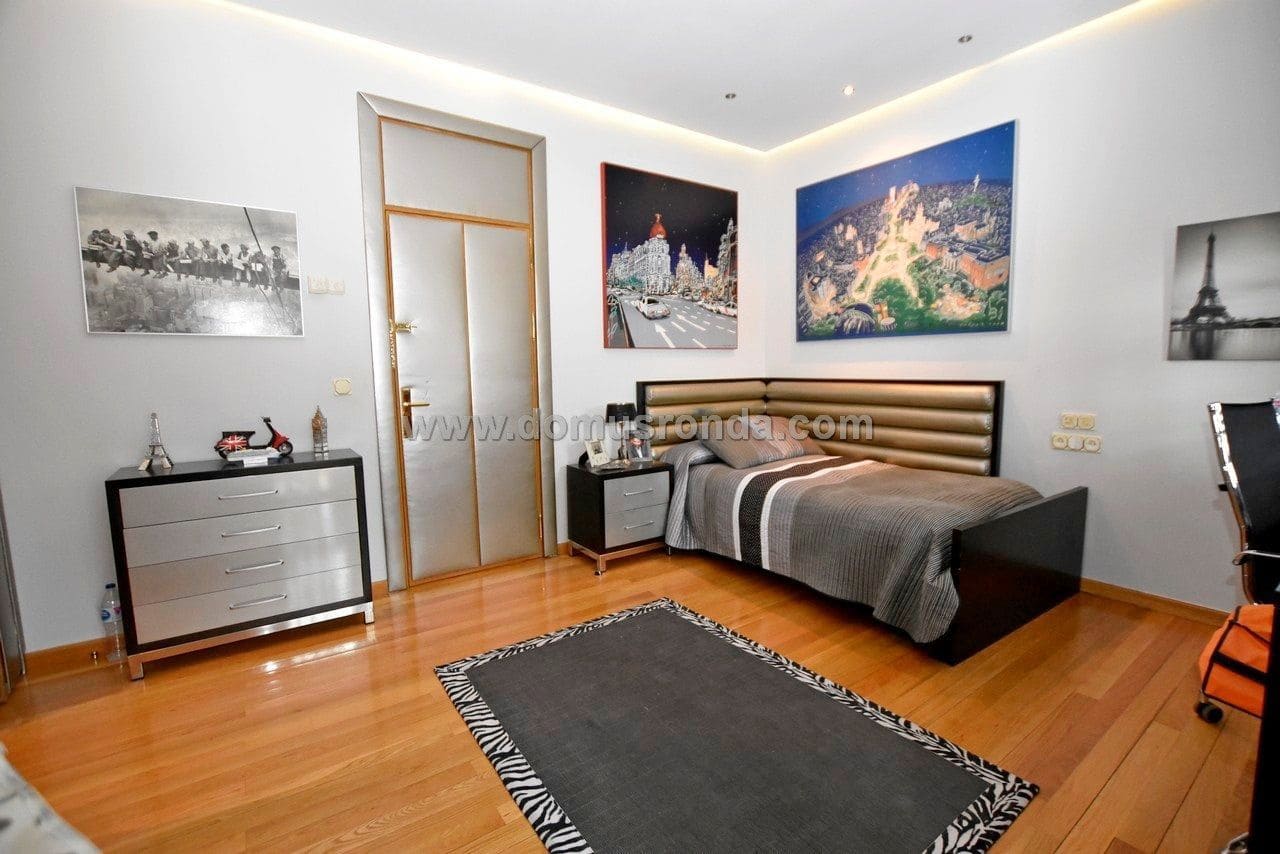 5 soveværelse Villa til salg i Ronda med swimmingpool garage - € 750.000 (Ref: 5516722)