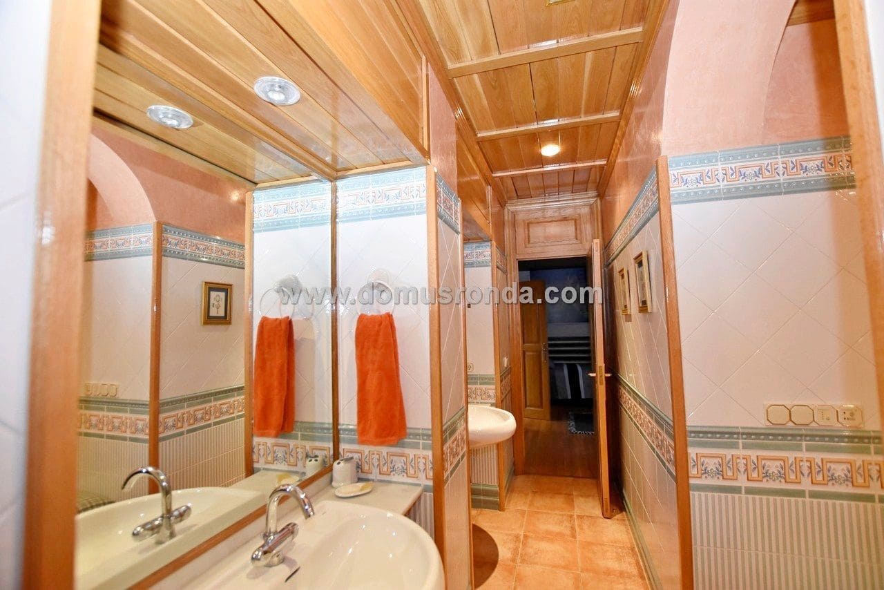 5 soveværelse Villa til salg i Ronda med swimmingpool garage - € 750.000 (Ref: 5516722)