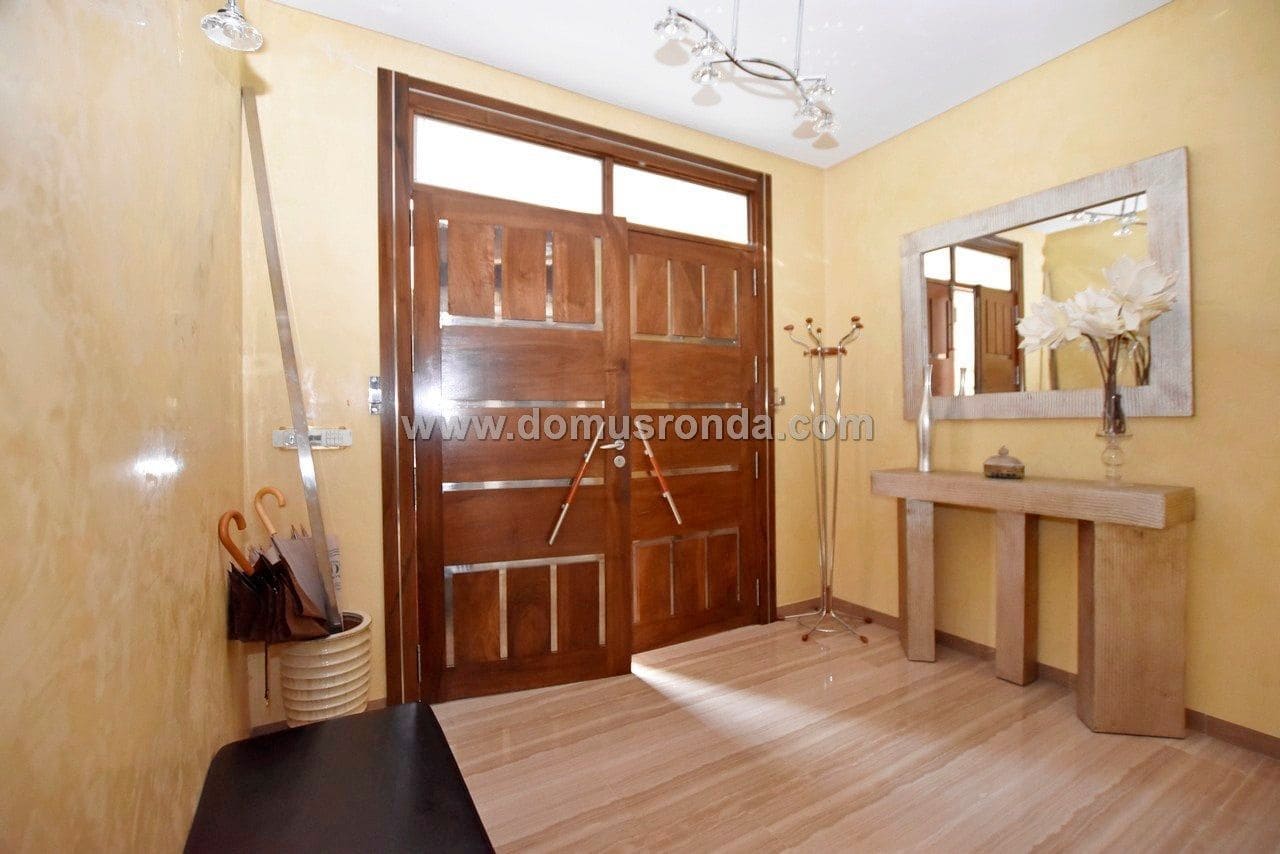 5 soveværelse Villa til salg i Ronda med swimmingpool garage - € 750.000 (Ref: 5516722)