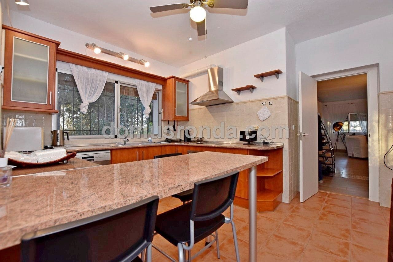 3 makuuhuone Huvila myytävänä paikassa Ronda mukana uima-altaan 
autotalli - 525 000 € (Ref: 6249115)