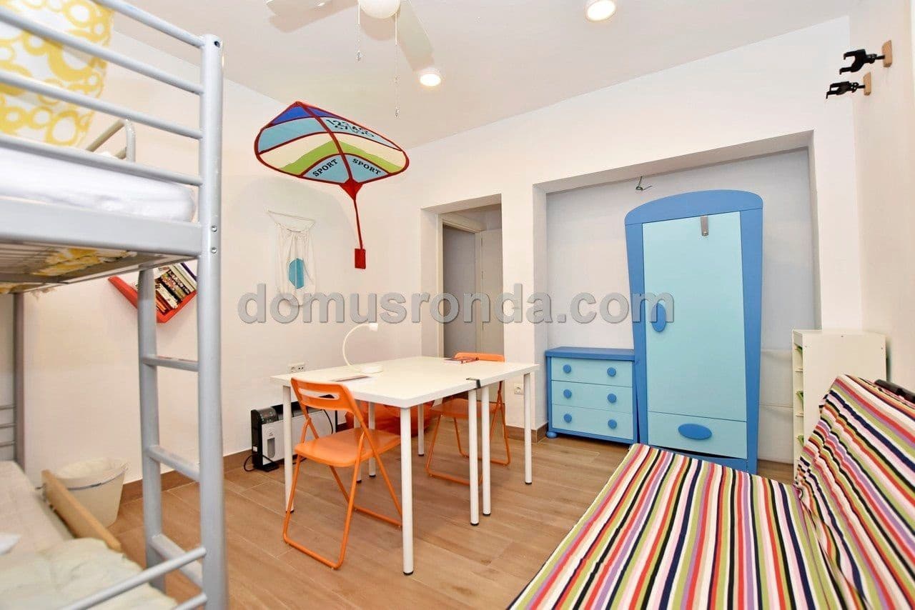 3 makuuhuone Huvila myytävänä paikassa Ronda mukana uima-altaan 
autotalli - 525 000 € (Ref: 6249115)