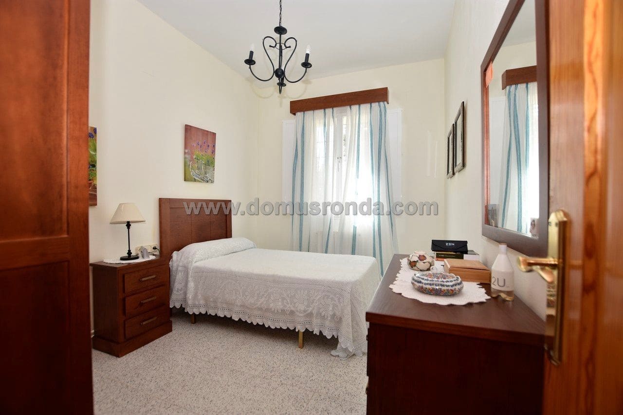 5 soveværelse Villa til salg i Ronda med swimmingpool - € 450.000 (Ref: 6249124)