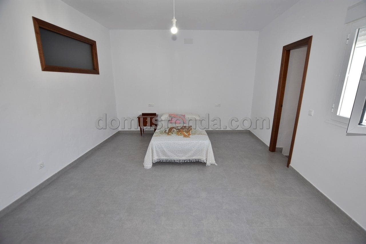 4 Zimmer Villa zu verkaufen in Cuevas del Becerro mit Garage - 115.000 € (Ref: 6617933)