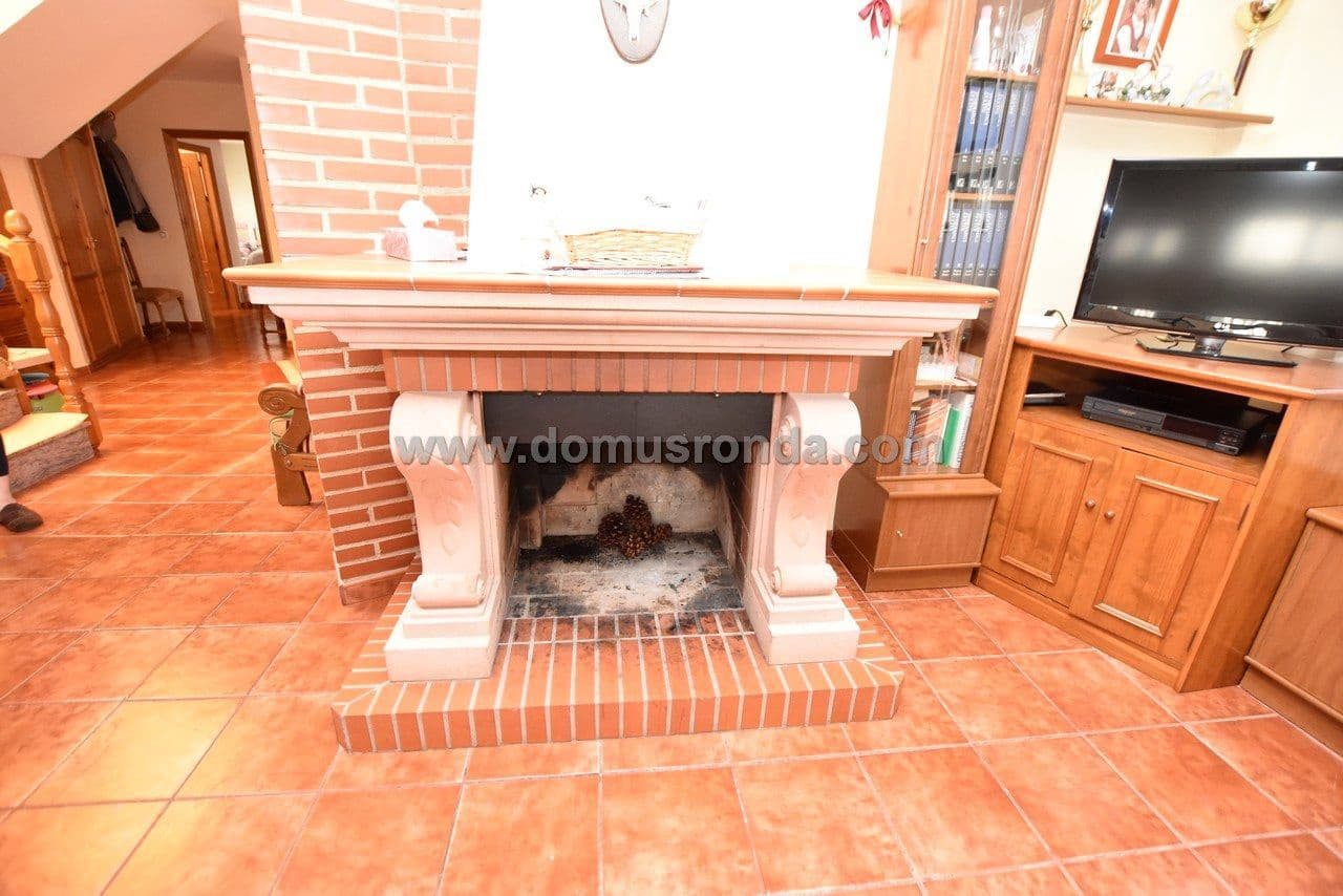 4 bedroom Villa for rent in Arriate with pool garage - € 2,700 (Ref: 6761175)