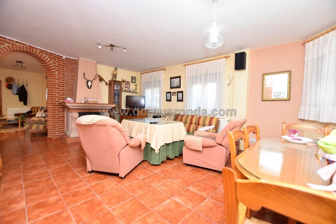 4 bedroom Villa for rent in Arriate with pool garage - € 2,700 (Ref: 6761175)