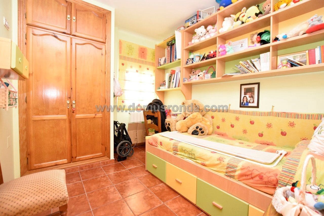 4 bedroom Villa for rent in Arriate with pool garage - € 2,700 (Ref: 6761175)
