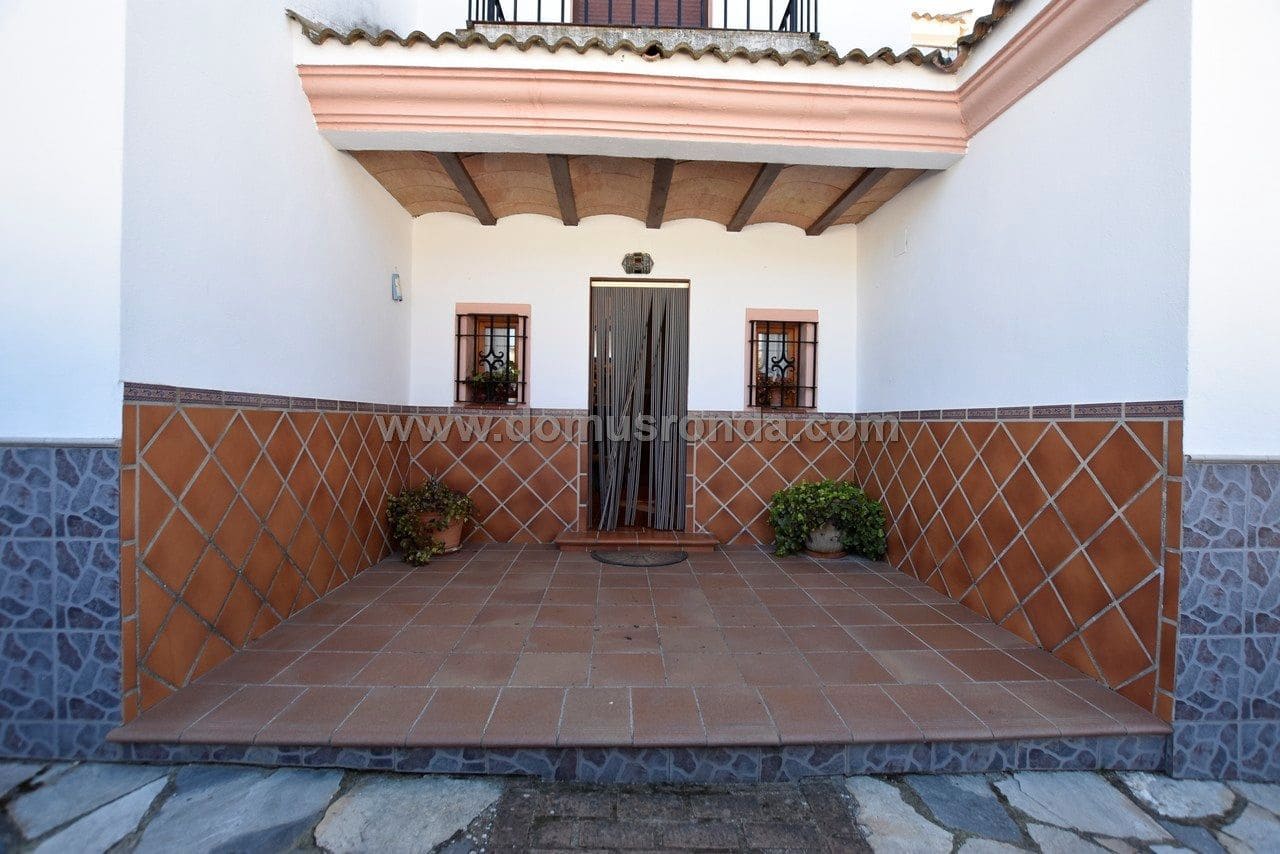 4 bedroom Villa for rent in Arriate with pool garage - € 2,700 (Ref: 6761175)