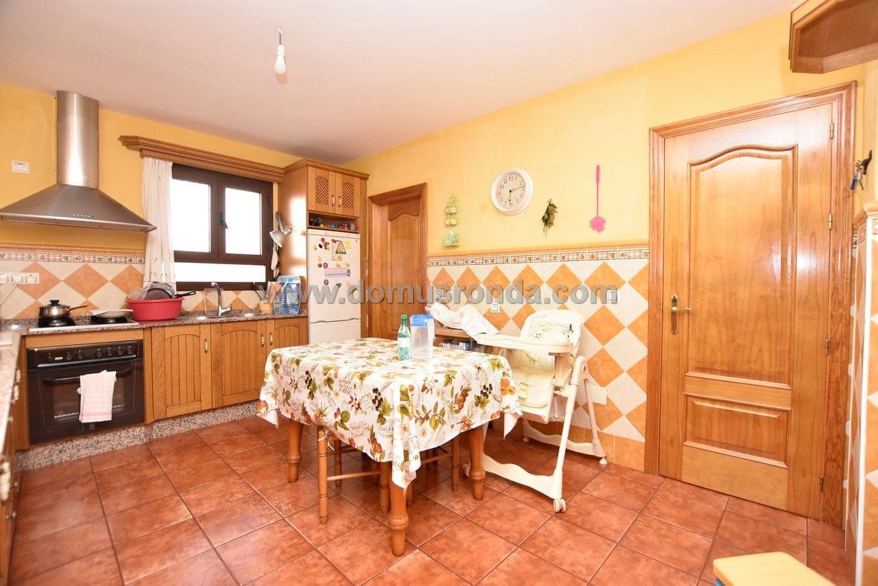 4 bedroom Villa for rent in Arriate with pool garage - € 2,700 (Ref: 6761175)