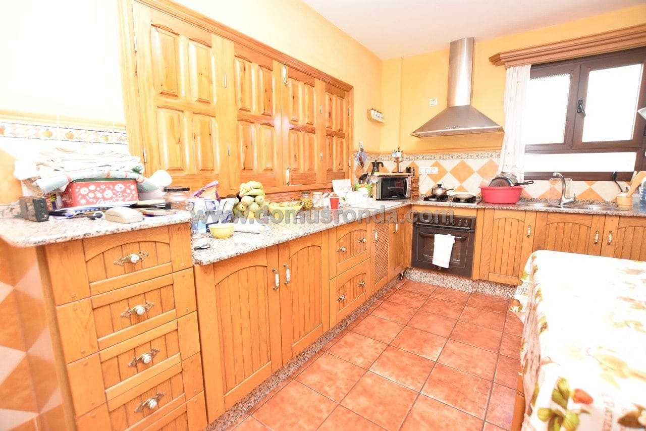 4 bedroom Villa for rent in Arriate with pool garage - € 2,700 (Ref: 6761175)