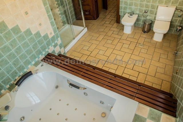 5 bedroom Villa for sale in Arriate with pool - € 375,000 (Ref: 7950249)