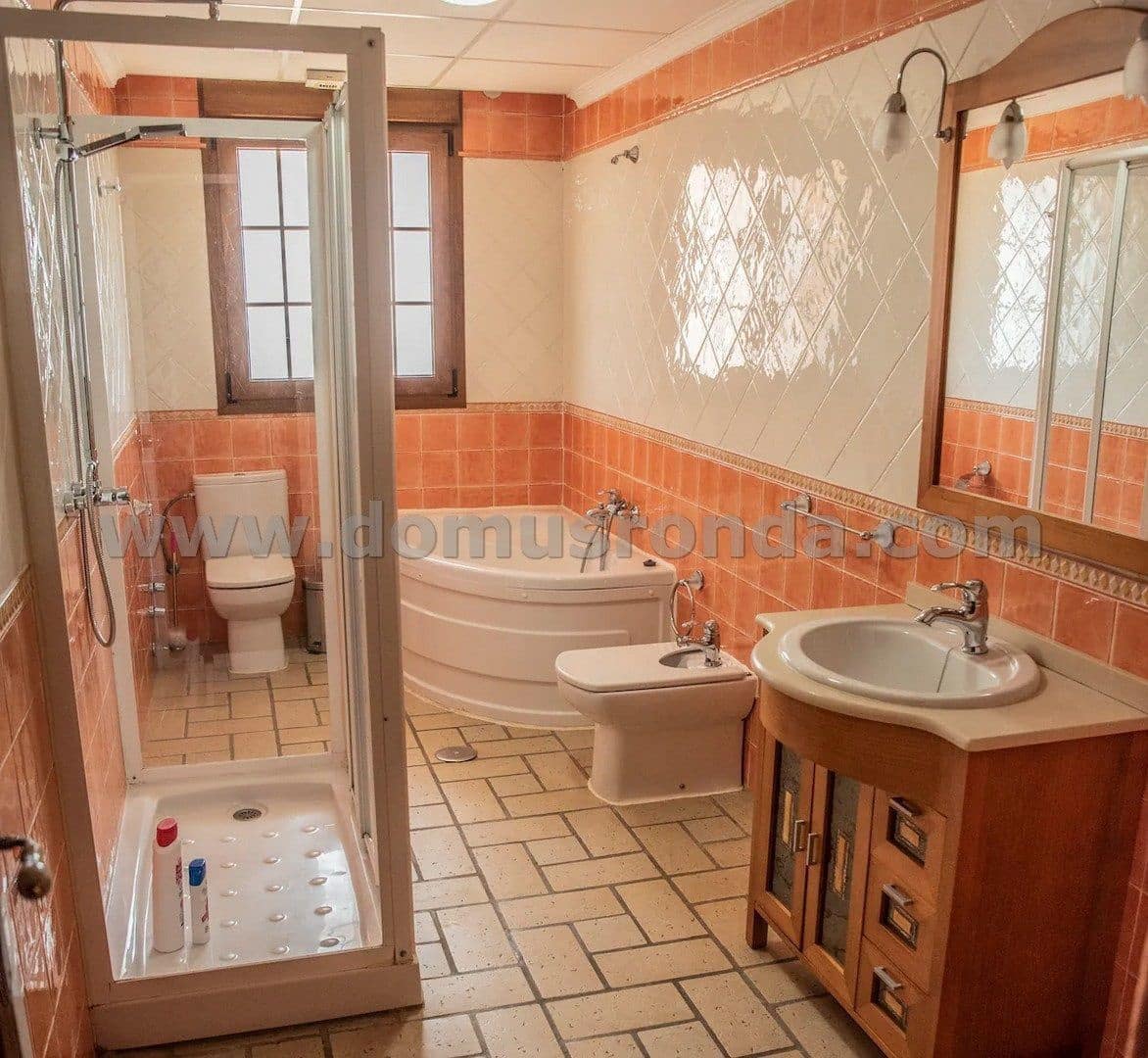 5 bedroom Villa for sale in Arriate with pool - € 375,000 (Ref: 7950249)