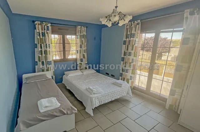5 bedroom Villa for sale in Arriate with pool - € 375,000 (Ref: 7950249)