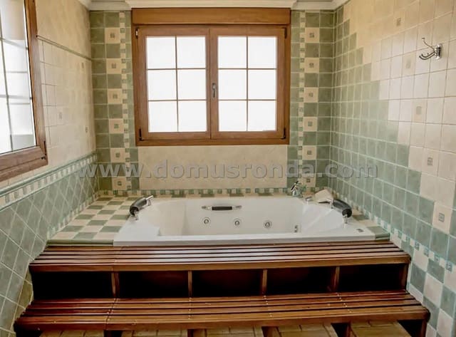 5 bedroom Villa for sale in Arriate with pool - € 375,000 (Ref: 7950249)