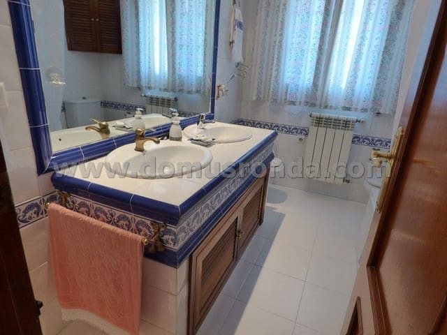 4 sovrum Villa till salu i Ronda med pool garage - 475 000 € (Ref: 8123047)