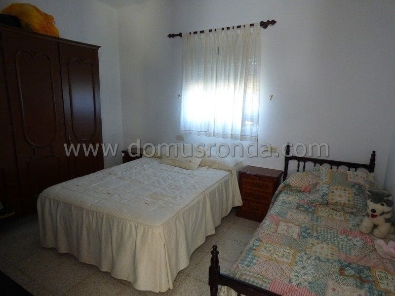4 bedroom Villa for sale in Ronda with pool garage - € 300,000 (Ref: 8810783)