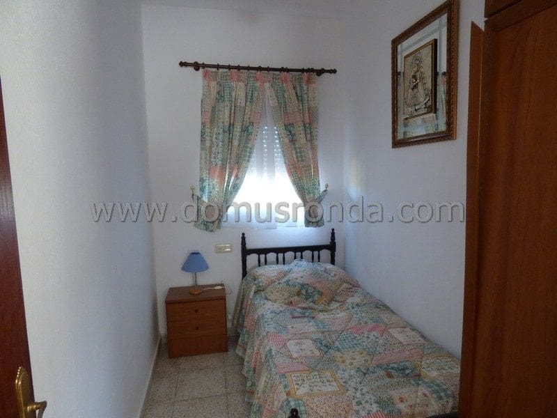 4 bedroom Villa for sale in Ronda with pool garage - € 300,000 (Ref: 8810783)