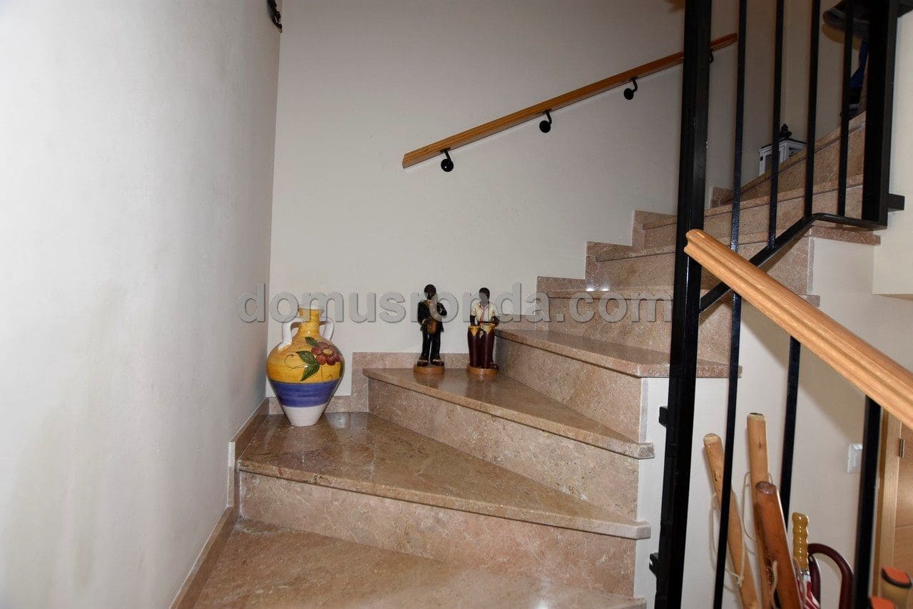 3 soveværelse Villa til salg i Montejaque med swimmingpool garage - € 172.000 (Ref: 8837803)