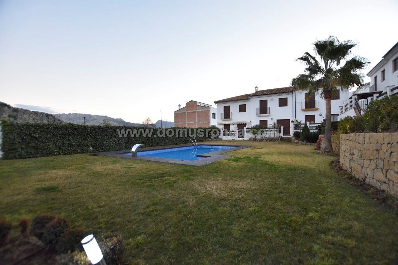 3 soveværelse Villa til salg i Montejaque med swimmingpool garage - € 172.000 (Ref: 8837803)