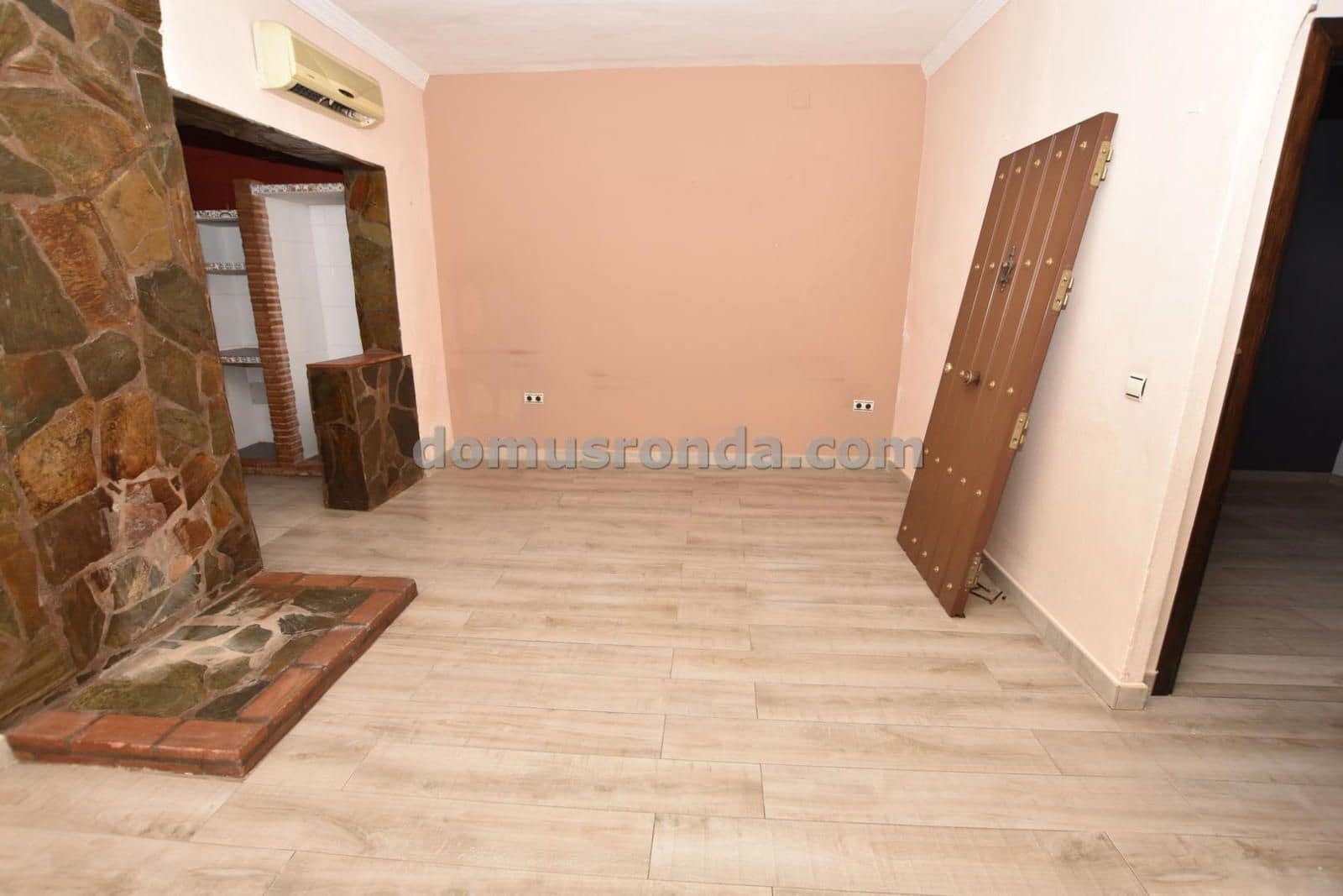 3 bedroom Villa for sale in Ronda with garage - € 148,000 (Ref: 9085648)