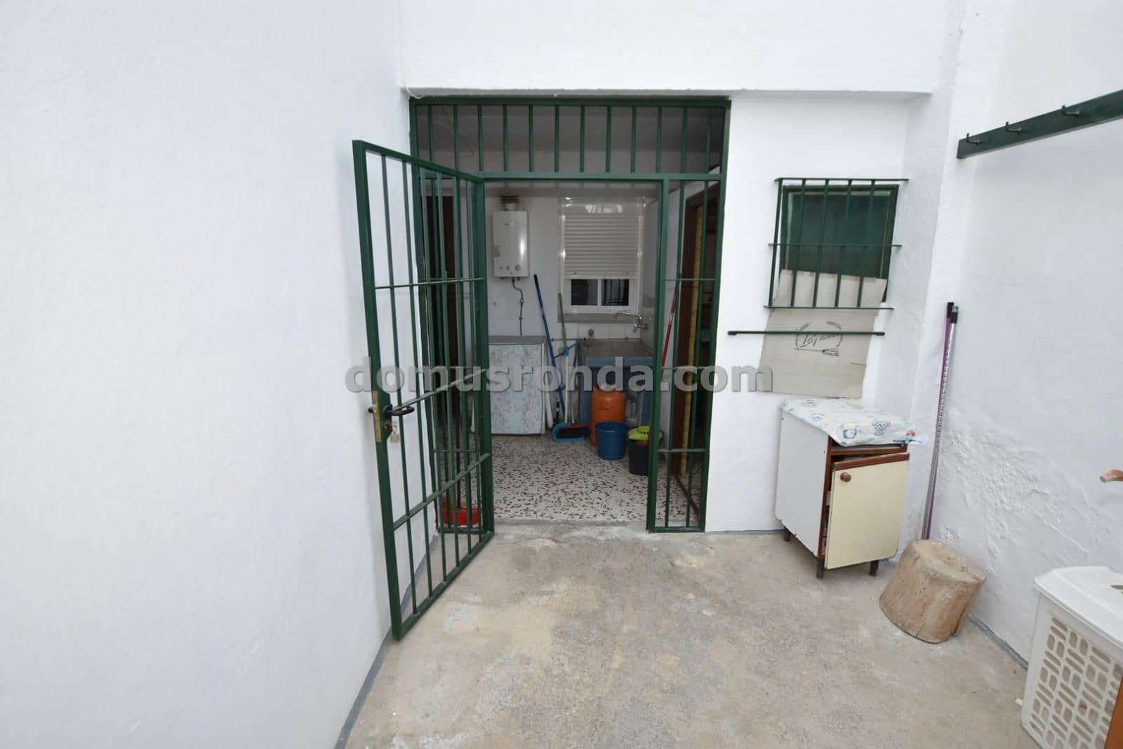 6 bedroom Villa for sale in Cuevas del Becerro - € 80,000 (Ref: 9185974)