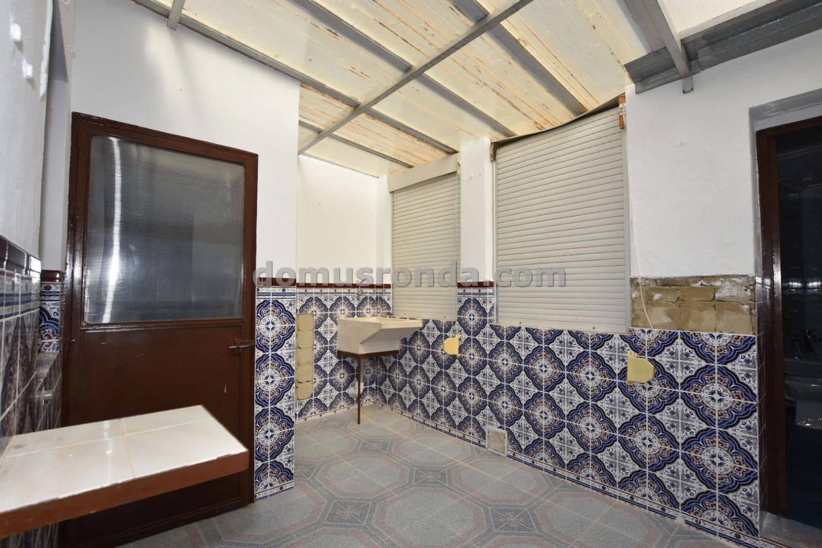 6 bedroom Villa for sale in Cuevas del Becerro - € 80,000 (Ref: 9185974)