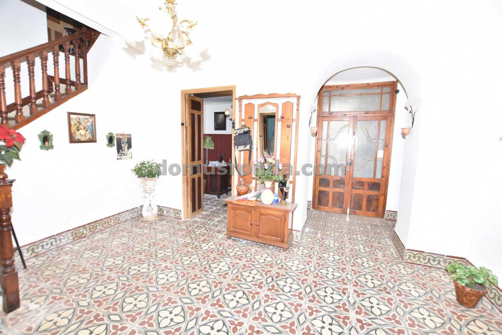 9 soveværelse Villa til salg i Cuevas del Becerro med garage - € 150.000 (Ref: 9191376)