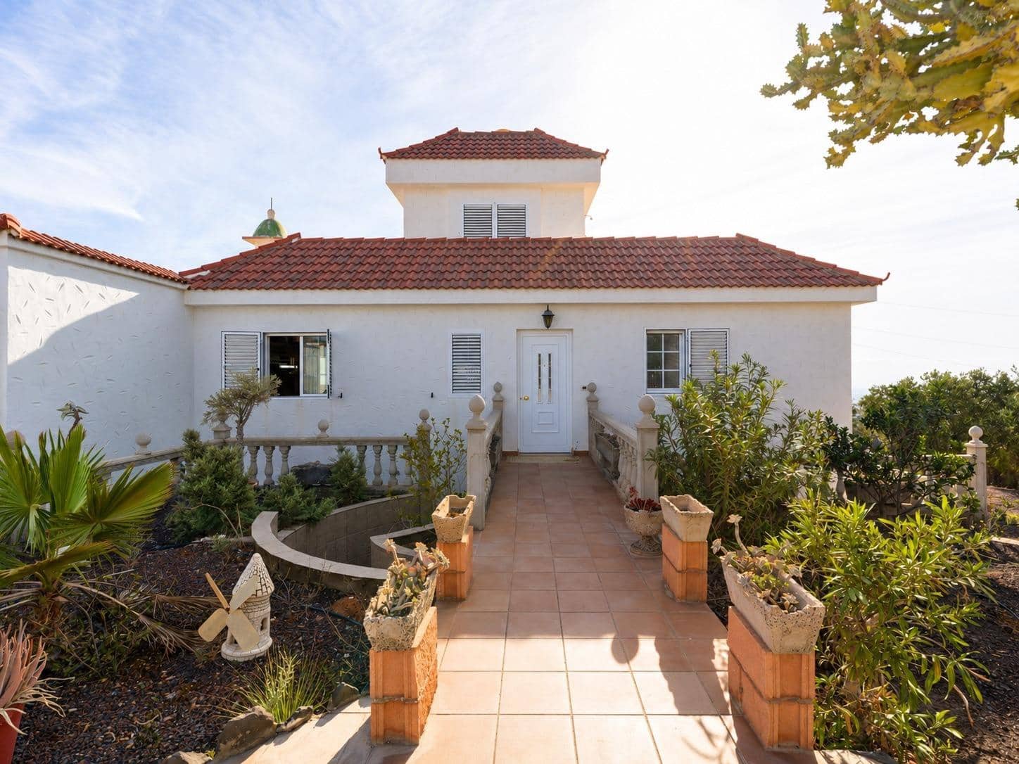 5 bedroom Villa for sale in Montana la Data with pool garage - € 750,000 (Ref: 10173882)