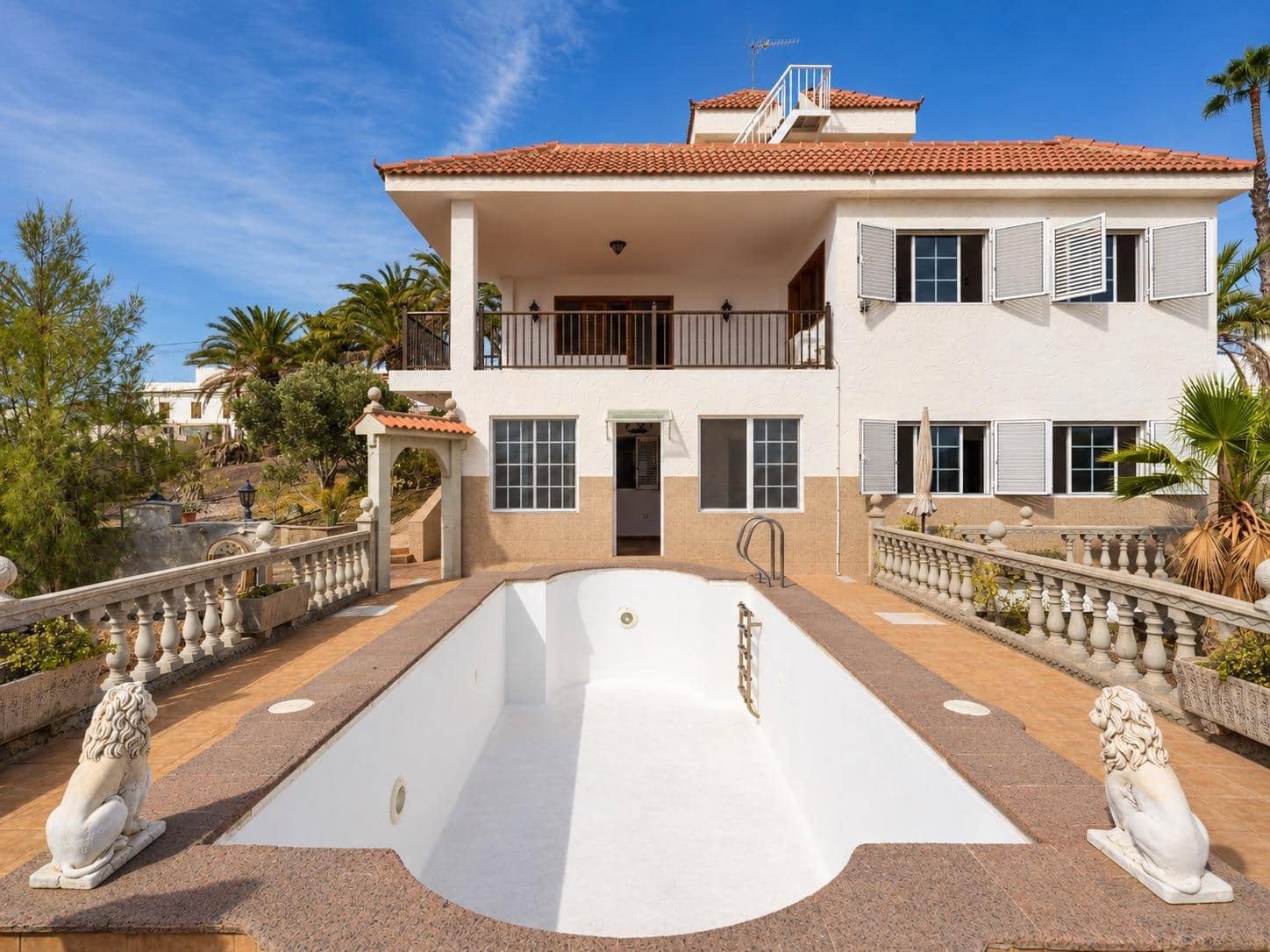 5 bedroom Villa for sale in Montana la Data with pool garage - € 750,000 (Ref: 10173882)