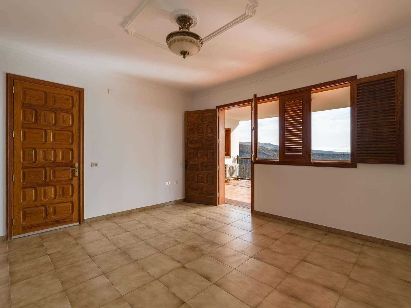 5 bedroom Villa for sale in Montana la Data with pool garage - € 750,000 (Ref: 10173882)