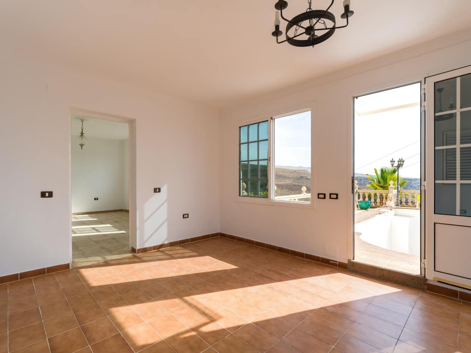 5 bedroom Villa for sale in Montana la Data with pool garage - € 750,000 (Ref: 10173882)