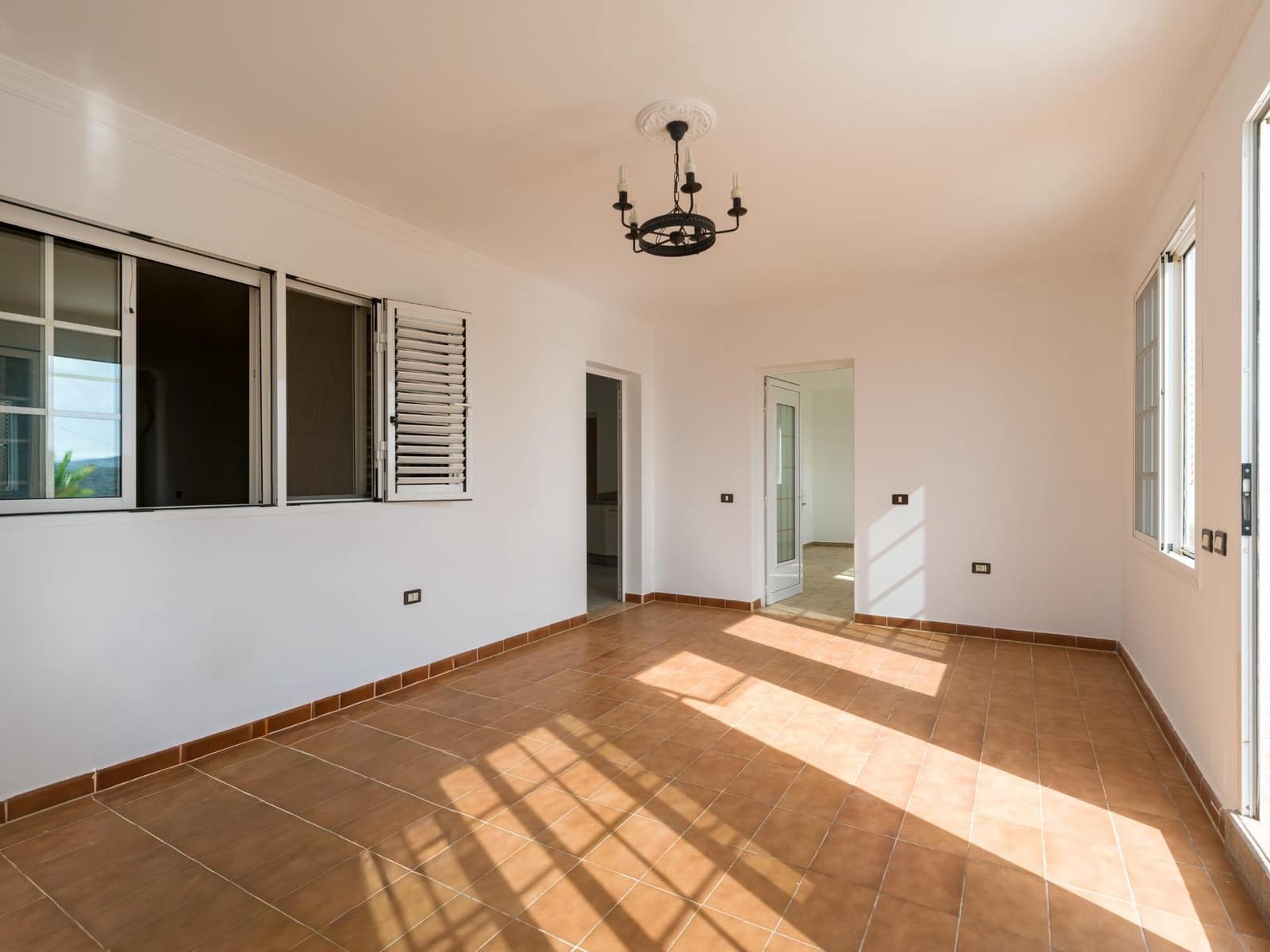5 bedroom Villa for sale in Montana la Data with pool garage - € 750,000 (Ref: 10173882)