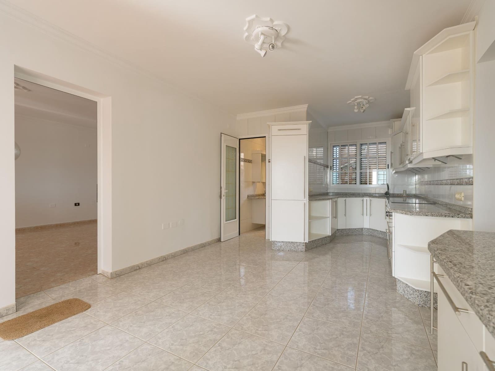 5 bedroom Villa for sale in Montana la Data with pool garage - € 750,000 (Ref: 10173882)