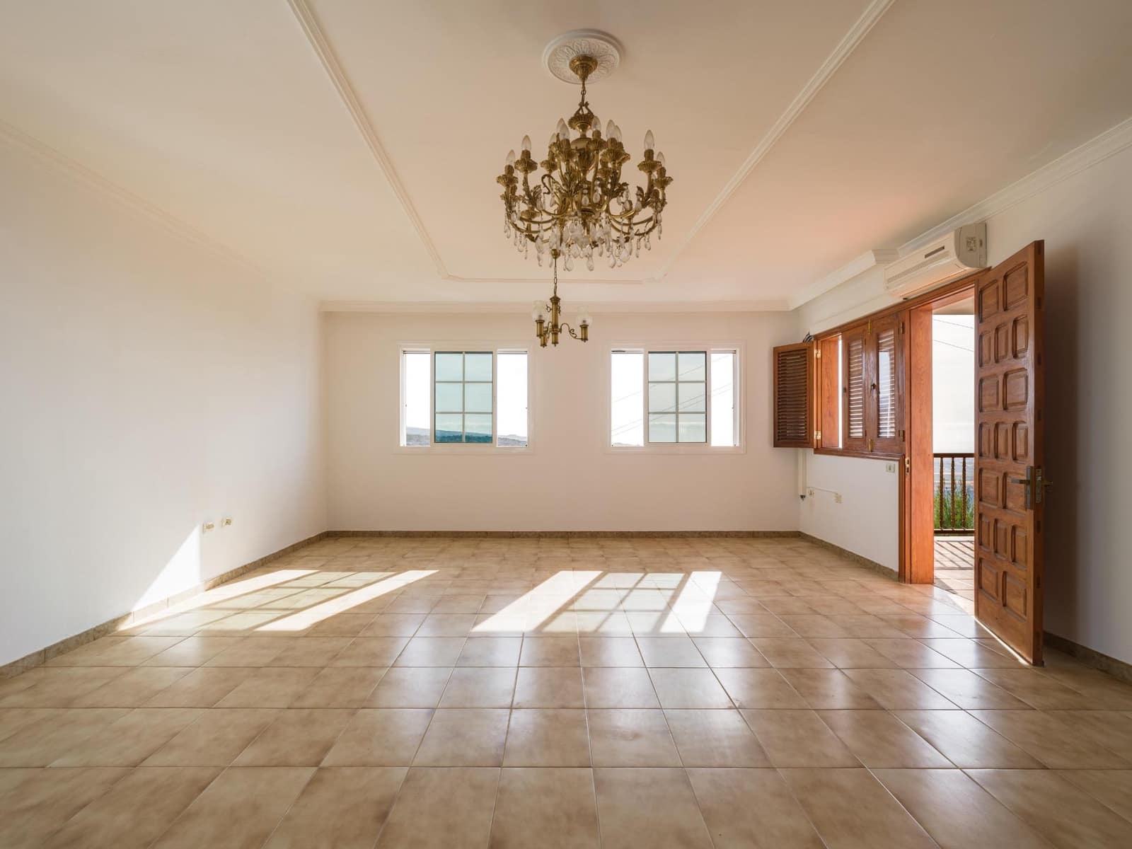 5 bedroom Villa for sale in Montana la Data with pool garage - € 750,000 (Ref: 10173882)
