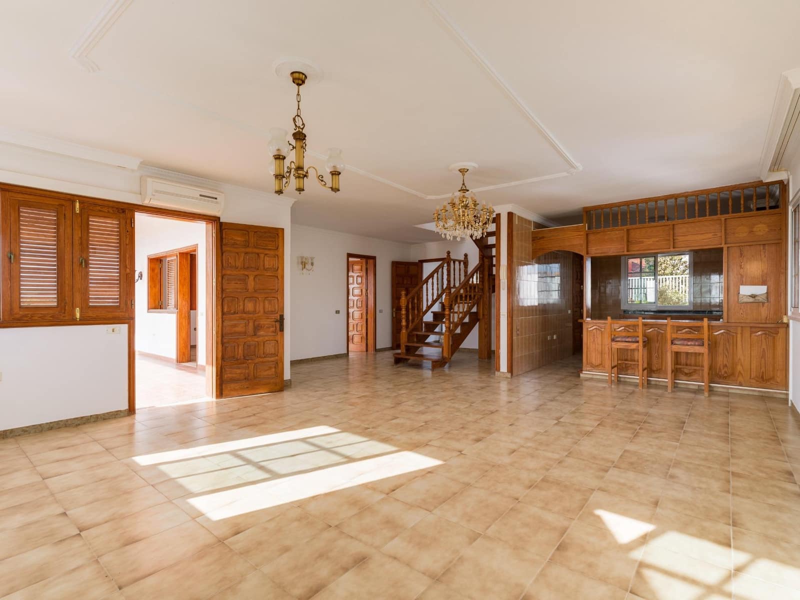 5 bedroom Villa for sale in Montana la Data with pool garage - € 750,000 (Ref: 10173882)
