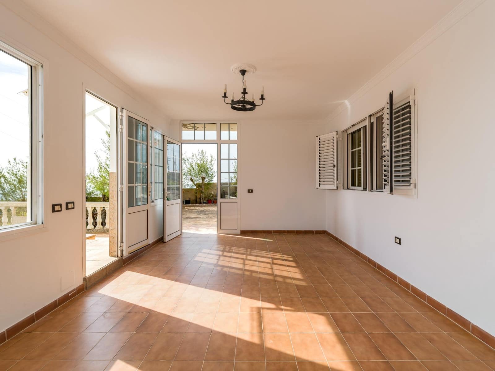 5 bedroom Villa for sale in Montana la Data with pool garage - € 750,000 (Ref: 10173882)