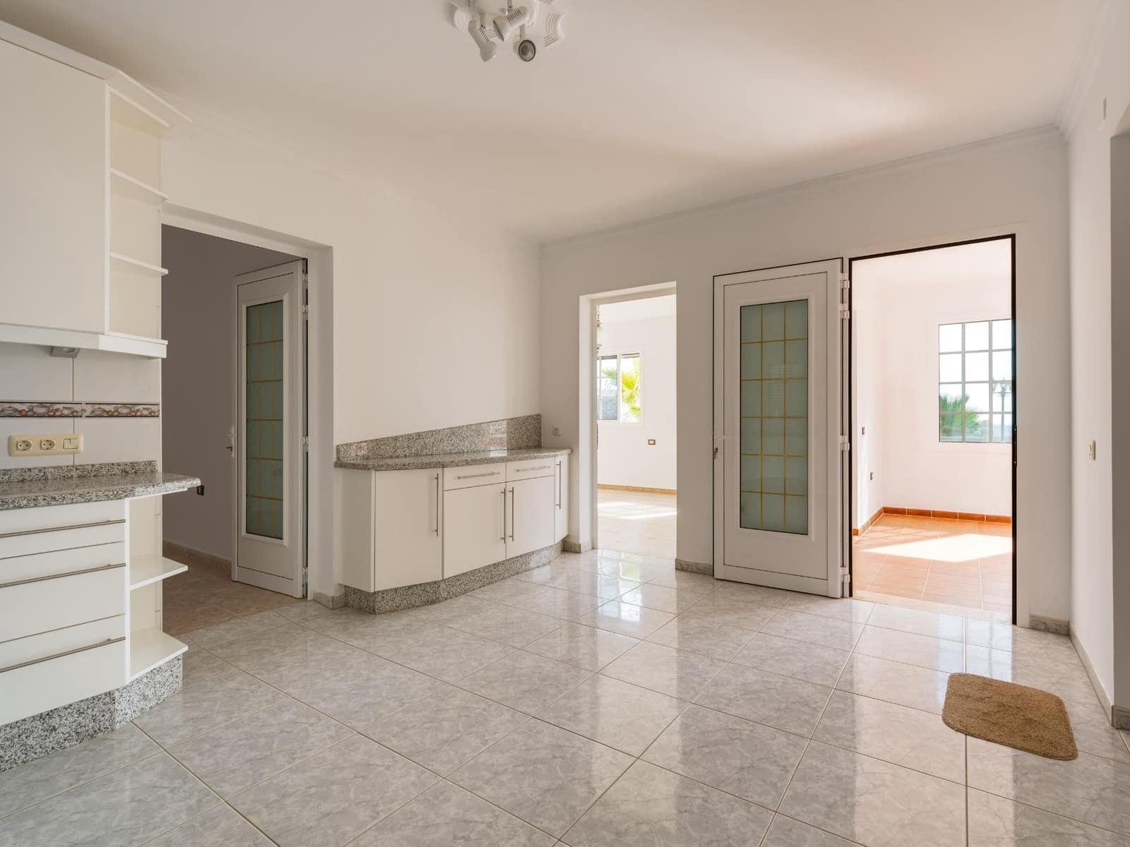 5 bedroom Villa for sale in Montana la Data with pool garage - € 750,000 (Ref: 10173882)