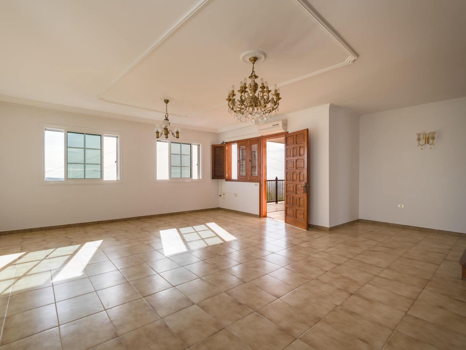 5 bedroom Villa for sale in Montana la Data with pool garage - € 750,000 (Ref: 10173882)