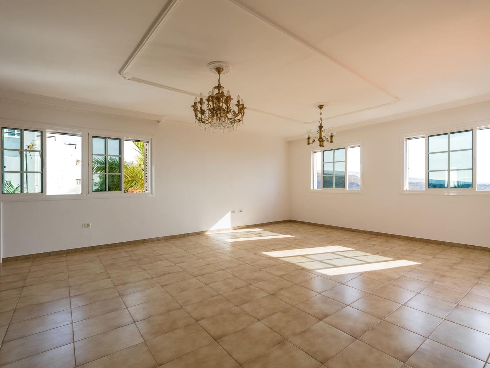 5 bedroom Villa for sale in Montana la Data with pool garage - € 750,000 (Ref: 10173882)